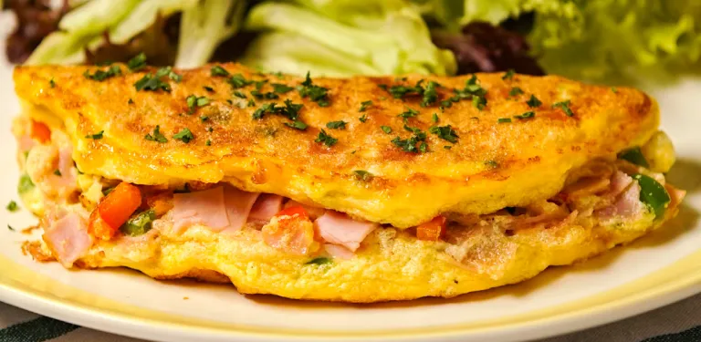 Omelete recheado com presunto, queijo e legumes
