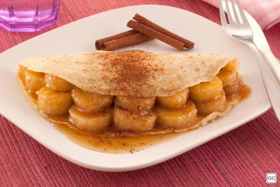 Crepe recheado com banana caramelizada e canela